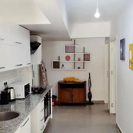 Central Location , Modern Family , Near Sea